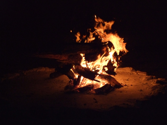 Lagerfeuer in der Nacht